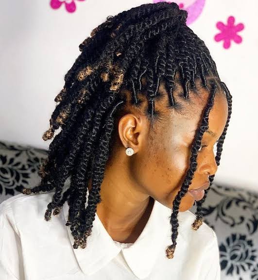 Latest Kinky Hairstyles with coloured tips in Nigeria