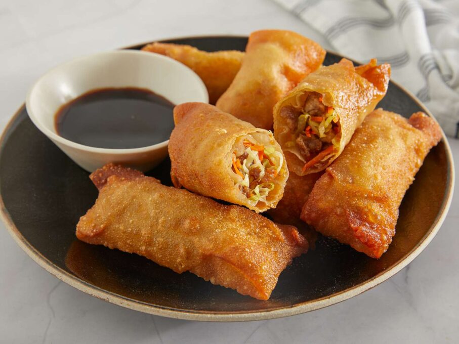 Egg roll and soy sauce 