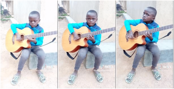 Talented young boy stuns netizens with guitar skills