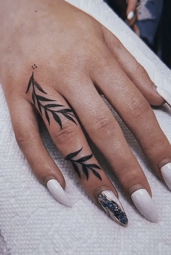 tattoo-like finger mehndi design