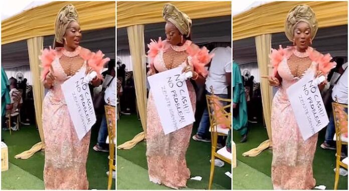 Nigerian Lady dances with account number during wedding