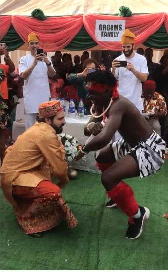 Oyinbo man dances with Igbo cultural troupe